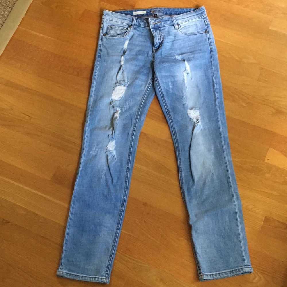 Kut from the Kloth Distressed jeans. Size 6